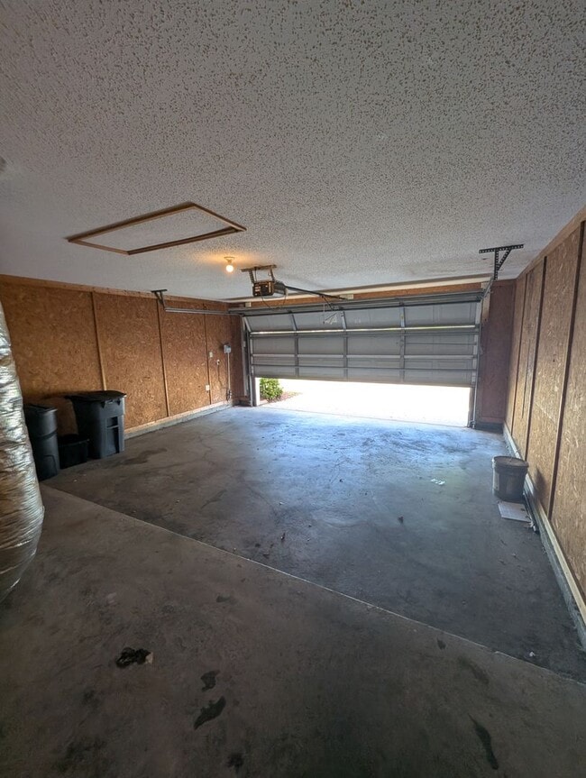 Building Photo - Great 4 Bedroom 2 Bath home in Heritage Park