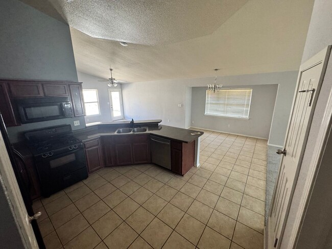 Building Photo - Charming smart 3BR House in El Paso with S...