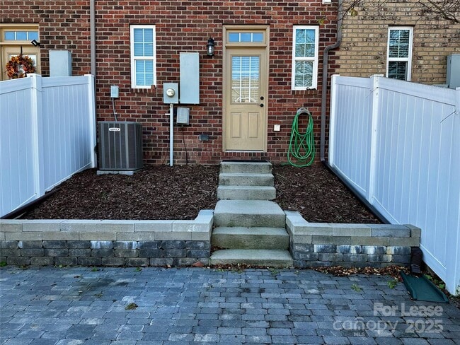 Building Photo - 15808 Sharon Dale Dr