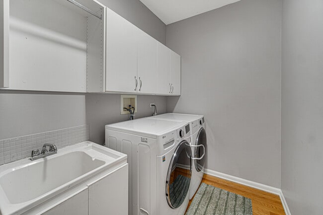 Building Photo - 1264 Sarah Blvd