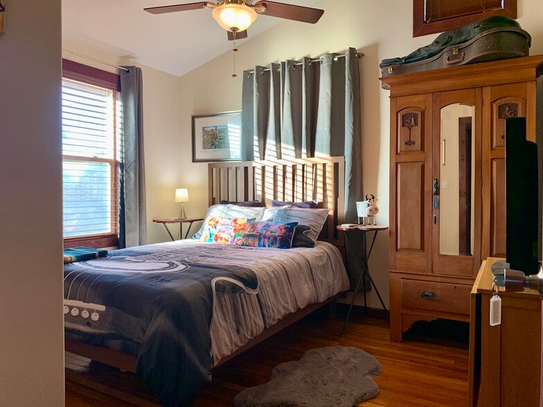 Private bedroom with natural light. - 905 Prospect Ave