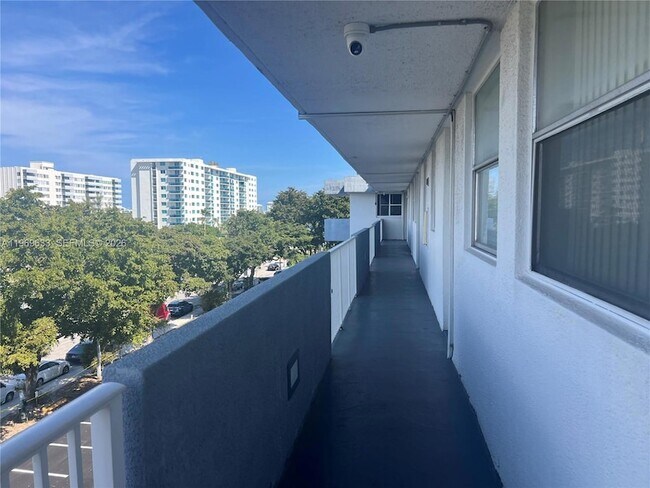 Building Photo - 1801 S Treasure Dr