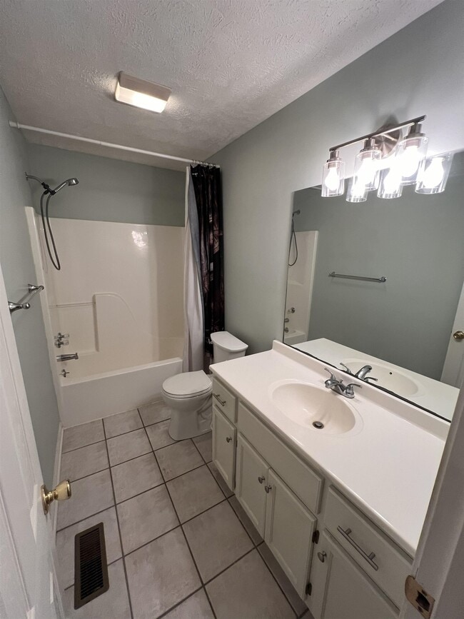 Building Photo - 671 Jenny St