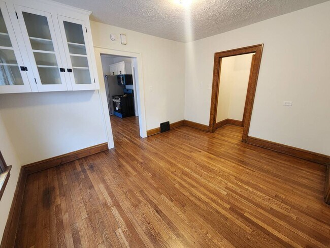 Building Photo - 2033 Robin St