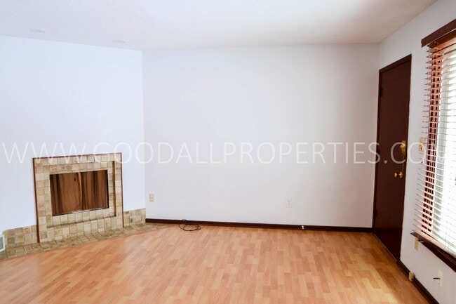 Building Photo - 2 Bedroom One Bath Duplex with detached garage