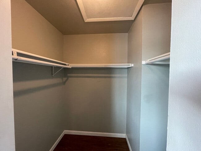 Building Photo - Super 1 Bedroom Condo in Perfect Condition!