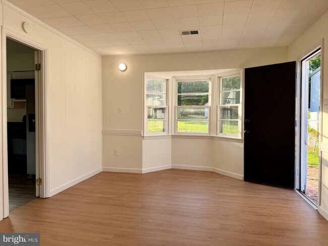 Building Photo - 606 W Beech Rd