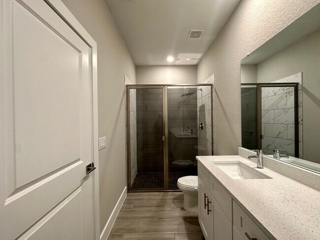 Building Photo - Brand New Modern Duplex !