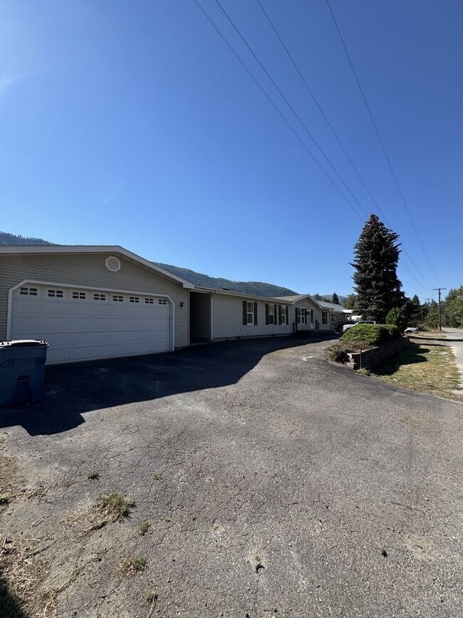 Building Photo - Riverfront 3BD/2BA Home