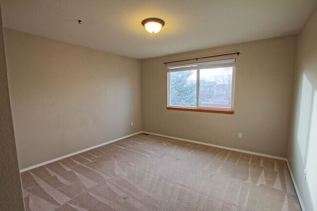 Building Photo - 1319 Iris Cir
