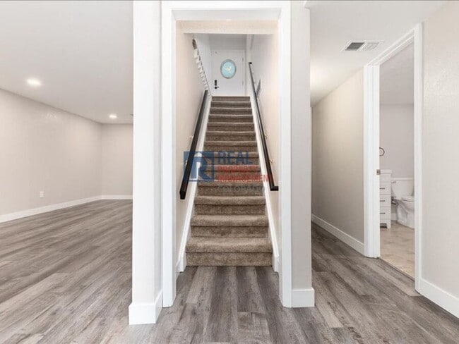 Building Photo - 1424 S Sierra Dr