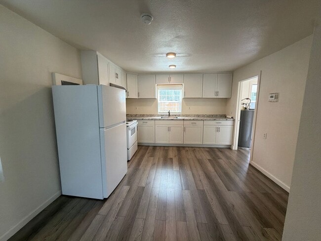Building Photo - Freshly remodeled 3br 1ba, garage, LVP Flooring throughout.