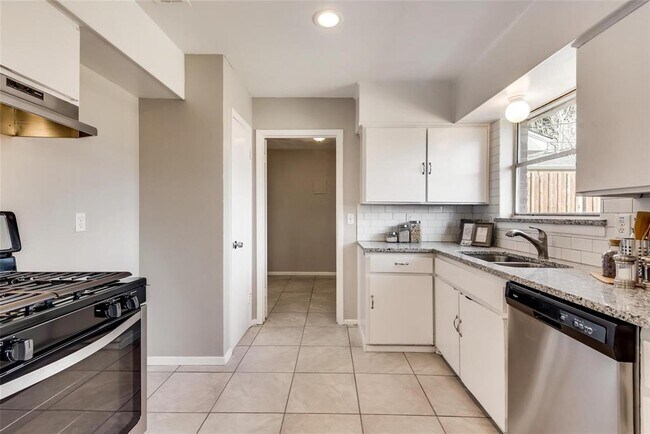 Building Photo - 4221 Fernwood Dr