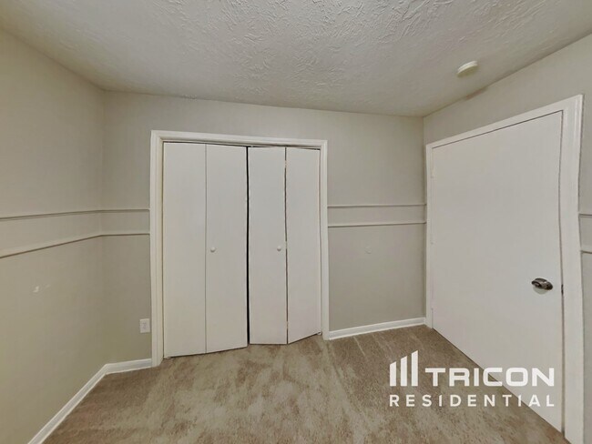 Building Photo - 1919 Creston Dr