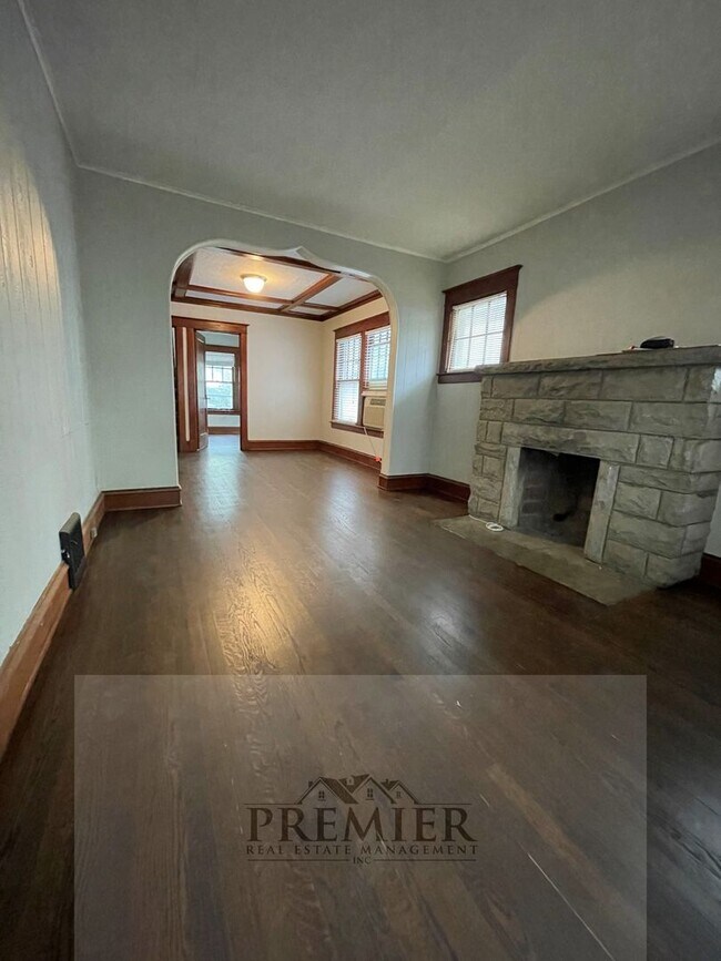 Building Photo - Charming 3 bed / 1 bath house for rent-4545 Fairmount Ave Kansas City, MO 64111 -   $1495 Rent