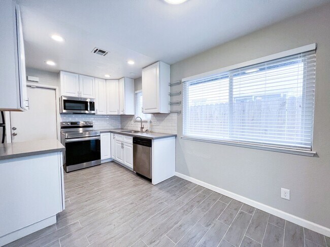 Building Photo - 432 Holland Dr