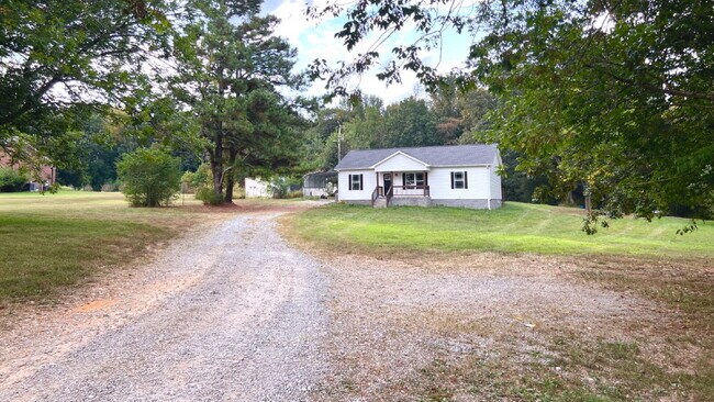Building Photo - For Rent: 3BR, 2BA in the country