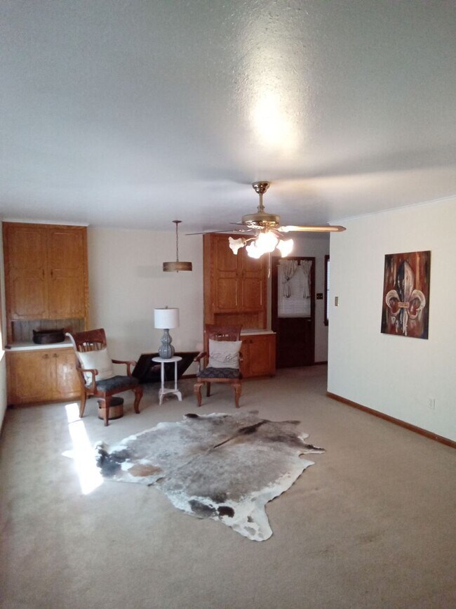 Building Photo - Old Greenacres!!