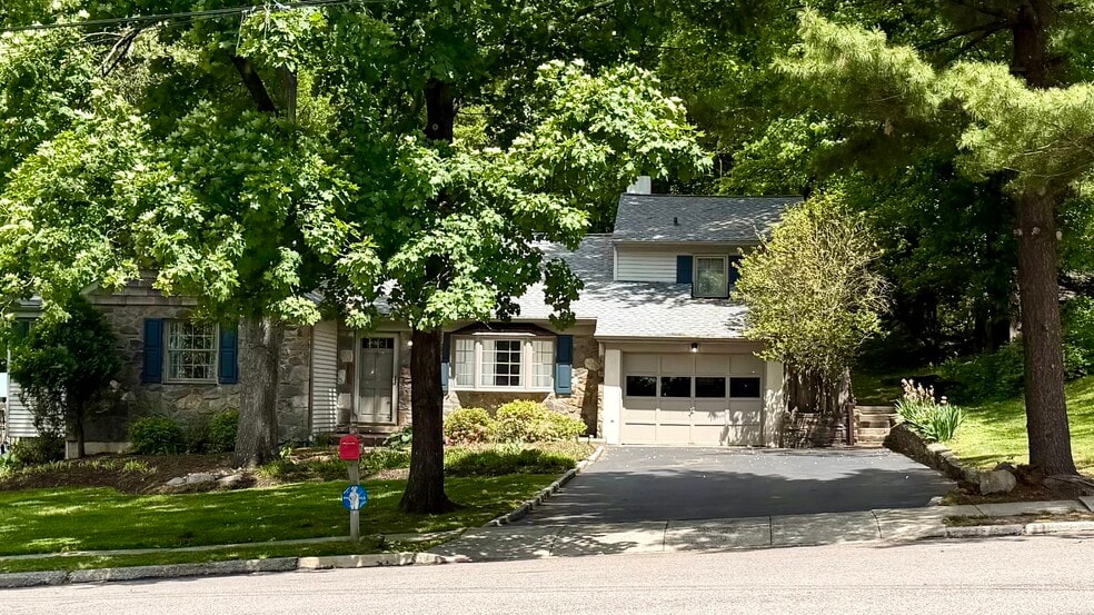 Building Photo - 15 Plymwood Dr