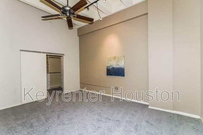 Building Photo - 705 Main St