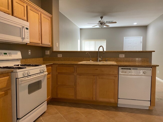 Building Photo - 2 Story 2 brm 2 1/2 bath 1 car garage home