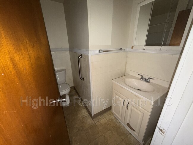 Building Photo - 2515 Woodlawn St