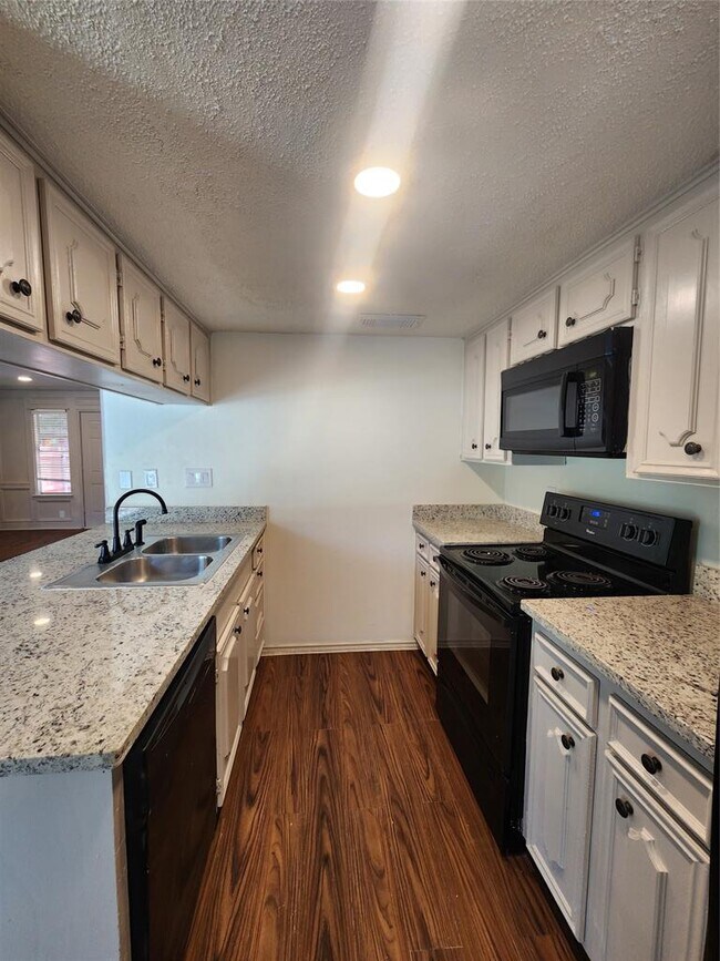 Building Photo - 2900 Lovell Dr