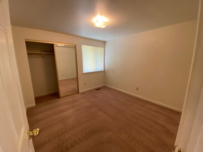 Building Photo - 1001 Sunburst Dr