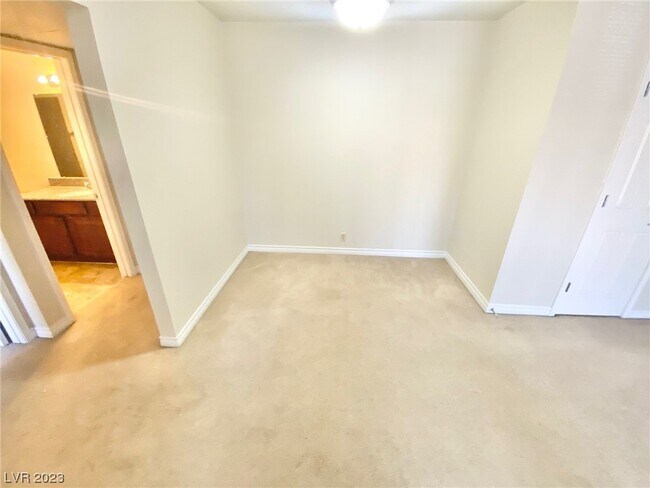 Building Photo - 5081 River Glen Dr