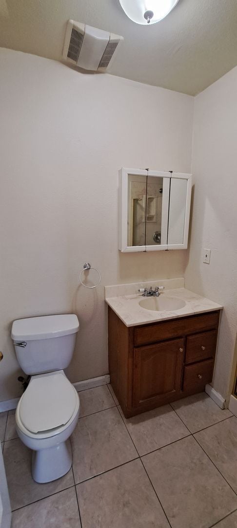 Building Photo - Wow this Charmer has 4 Bedrooms with 2 Primary Bedrooms w/Full Bathrooms