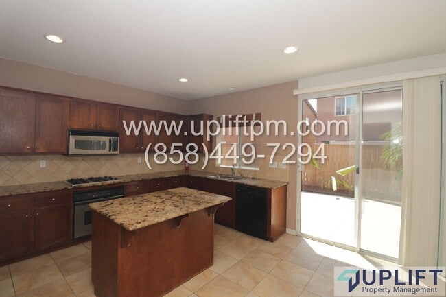 Building Photo - 4 bedroom 2.5 bathroom home in Chula Vista...