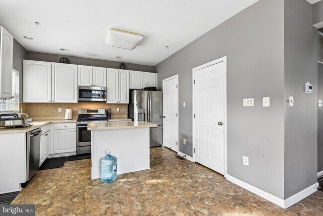 Building Photo - 1701 Hayle Dr
