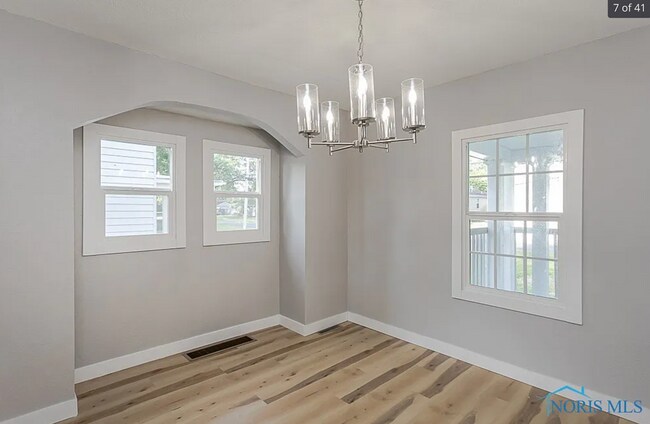 Building Photo - 2242 Vaness Dr