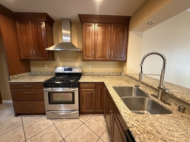 Building Photo - 556 Moray Way