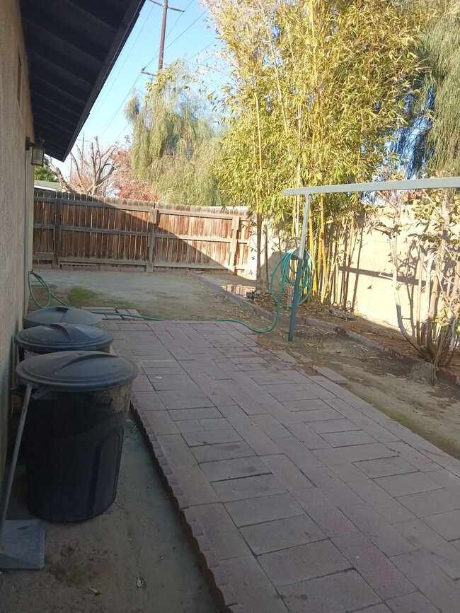 Building Photo - Stylish, Secure, and Pet-Friendly 3-Bedroo...