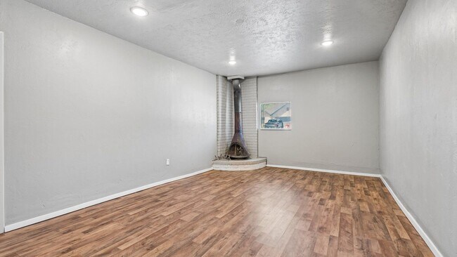 Building Photo - Charming 3 Bedroom Home +BONUS Room with Spacious Backyard