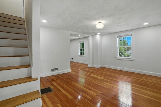 Building Photo - 64 Lincoln Ave