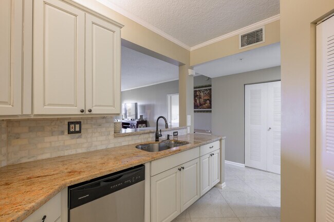 Building Photo - 800 Uno Lago Dr