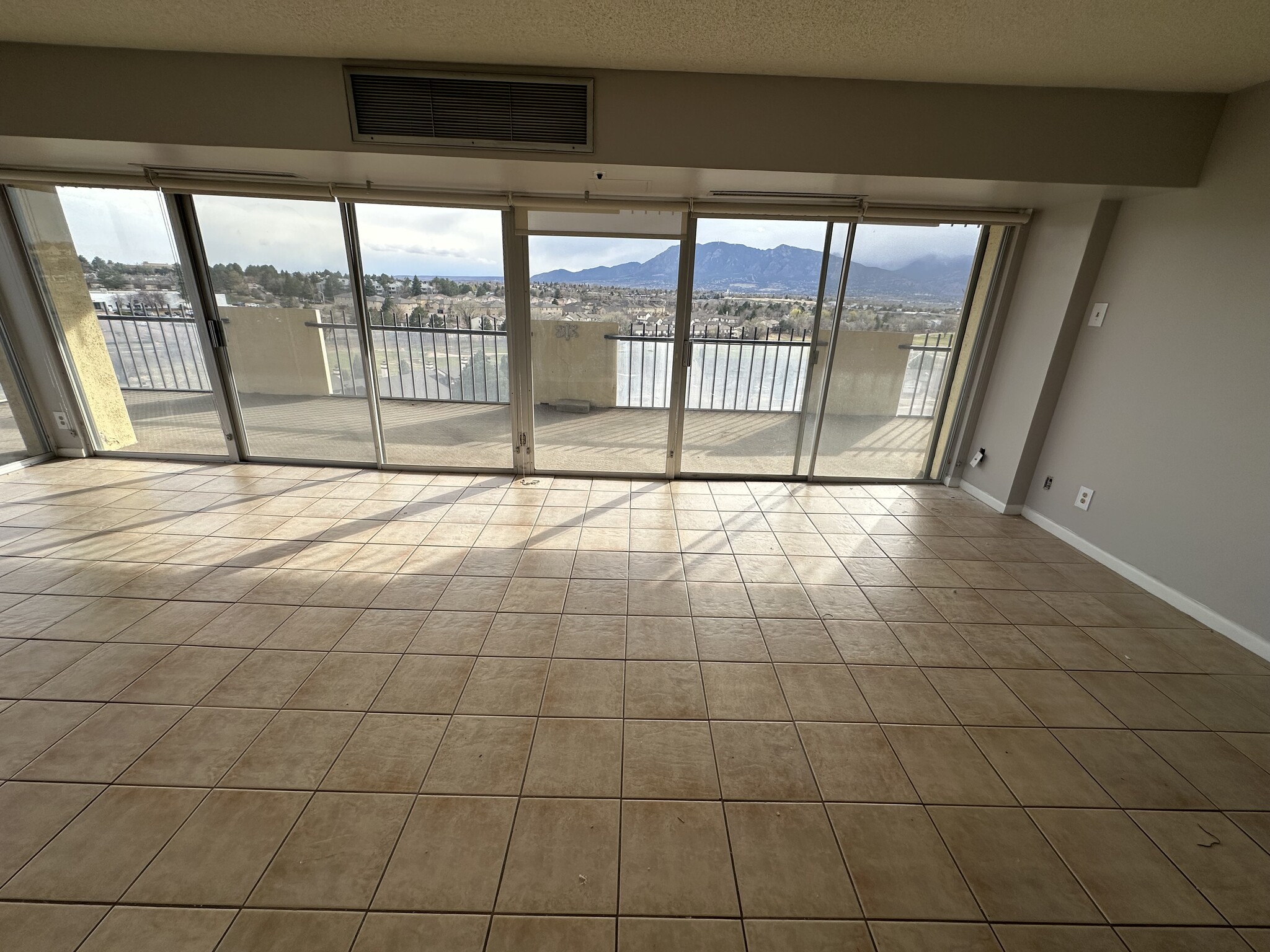 Building Photo - 411 Lakewood Cir