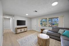 Building Photo - 1073 Kenwood Dr