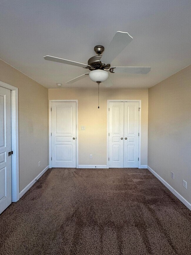 Building Photo - Lovely 3 Bed 2.5 Bath Home with Community Amenities