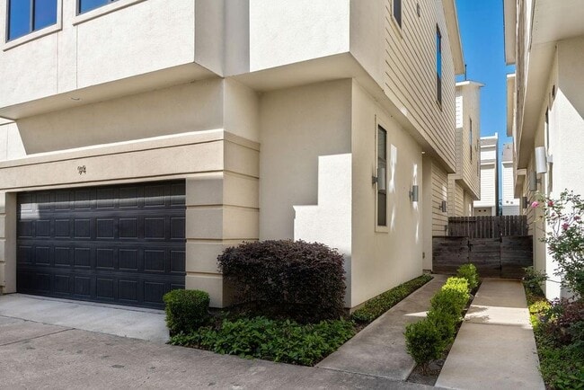Building Photo - 94 N Hutcheson St