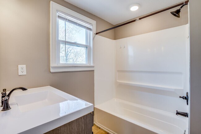 Building Photo - Enchanting 3 Bedroom 1 Bathroom Home Located near Wesley Hospital