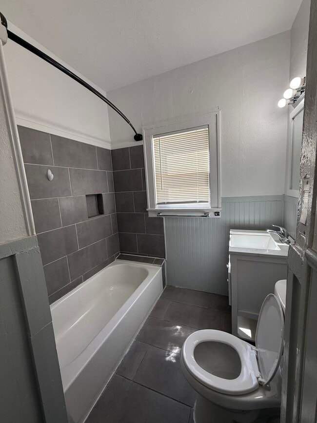 Building Photo - 50% Off First Month's Rent! Renovated 3BR Home w/ Hardwood Floors | Water Included – San Antonio