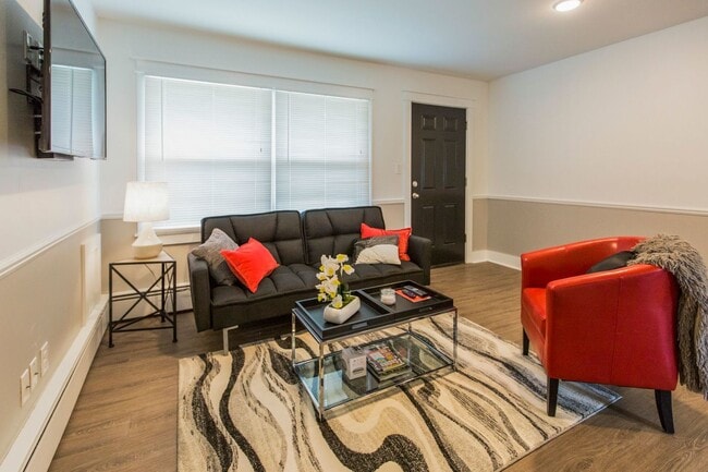 Building Photo - COMPLETELY UPDATED ROYAL OAK UNIT