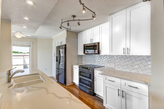 Building Photo - 204 Quayside Cir