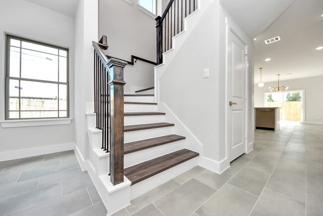 Building Photo - 1110 E Main St