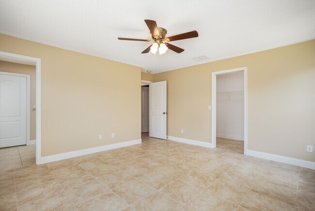 Building Photo - Leesburg 3/2 with Split Bedroom and Covere...