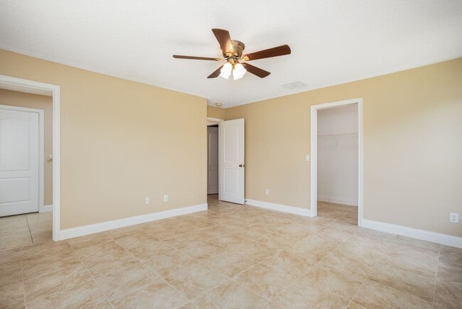 Building Photo - Leesburg 3/2 with Split Bedroom and Covered Back Patio