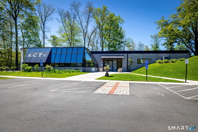 Building Photo - 16 Crescent Dr